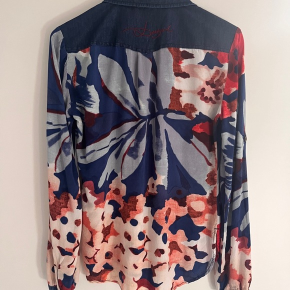 Desigual shirt flower print . Such a fun design . XS - Picture 4 of 9